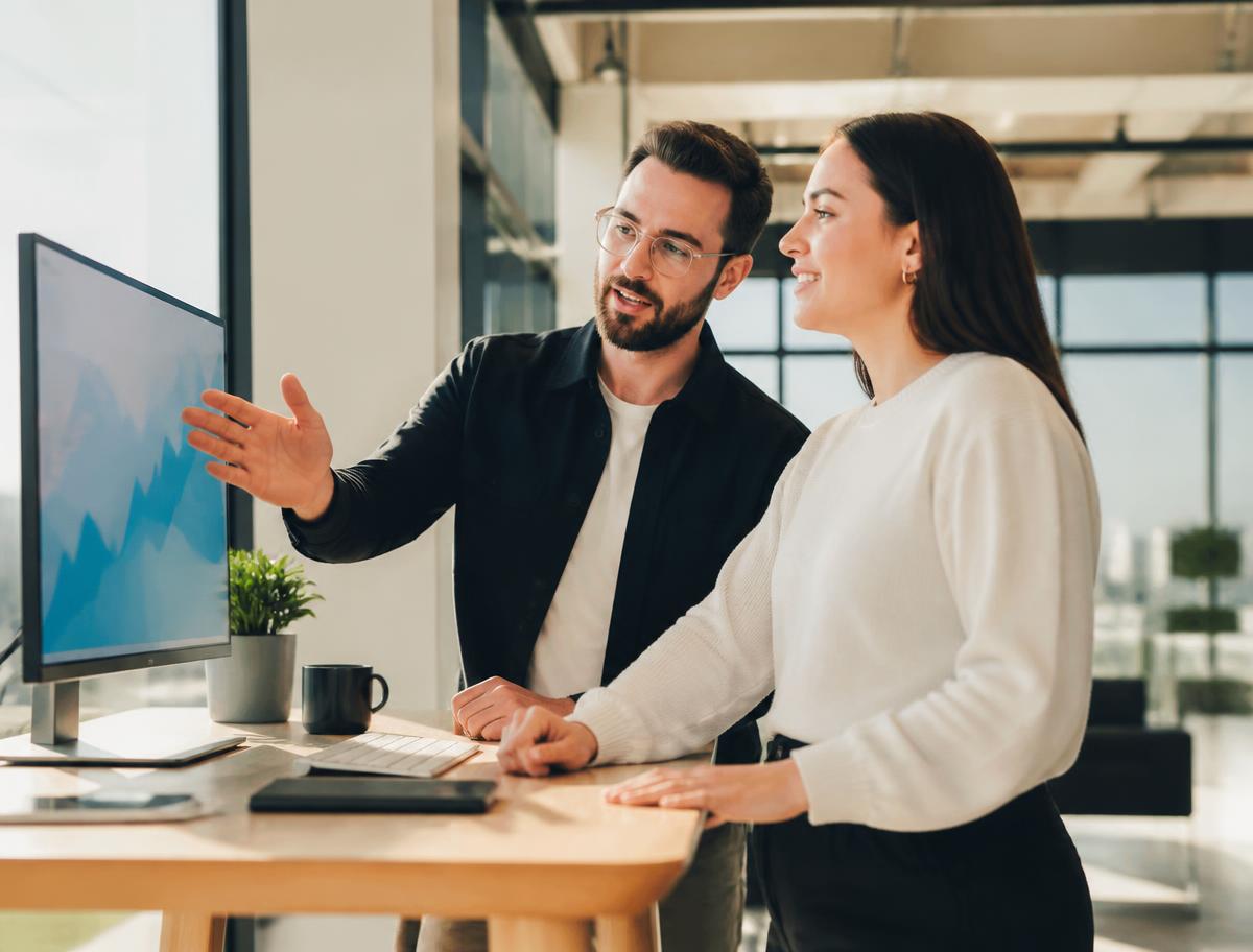 Vertriebsteam arbeitet mit einem CRM-Dashboard am Bildschirm